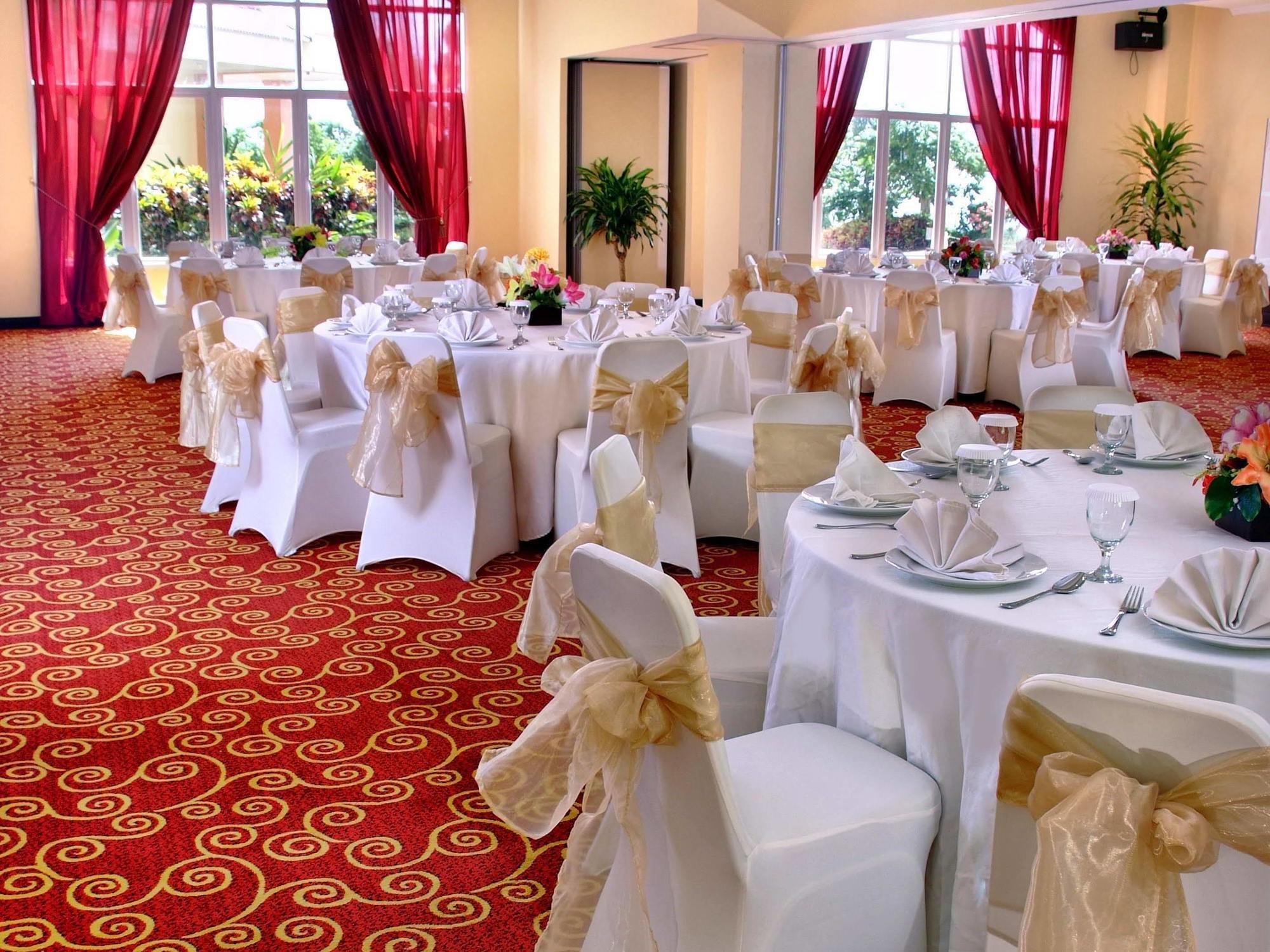 Aston Niu Manokwari Hotel & Conference Center Екстер'єр фото