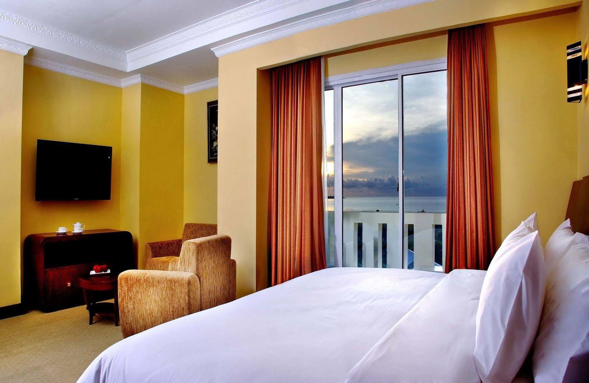 Aston Niu Manokwari Hotel & Conference Center Екстер'єр фото